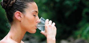 Девушка пьет полезную воду
